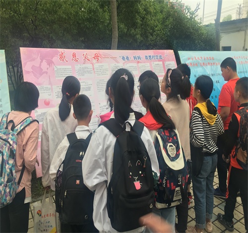 “爸爸!妈妈!我想对您说”感恩活动.jpg “爸爸!妈妈!我想对您说”感恩活动.jpg