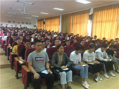 励志报告会3.jpg 励志报告会3.jpg